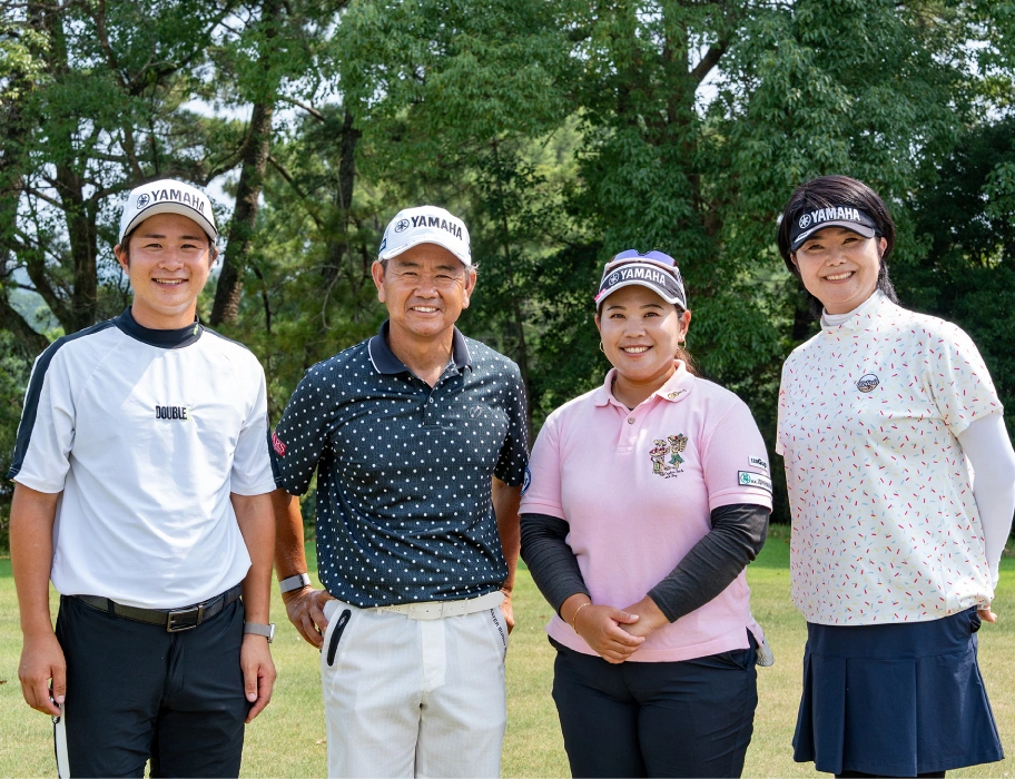 左より、吉川翔都プロ、藤田寛之プロ、森岡紋加プロ、藤野オリエプロ
